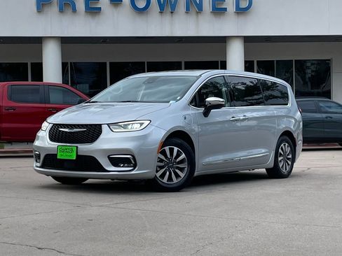 Used 2023 Chrysler Pacifica Limited FWD image 1