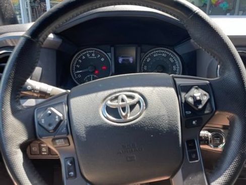Used 2020 Toyota Tacoma TRD Off-Road w/ TRD Premium Off Road Package AWD/4WD image 28