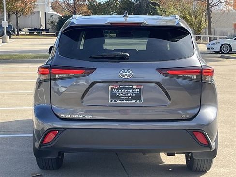 Used 2024 Toyota Highlander XLE image 5