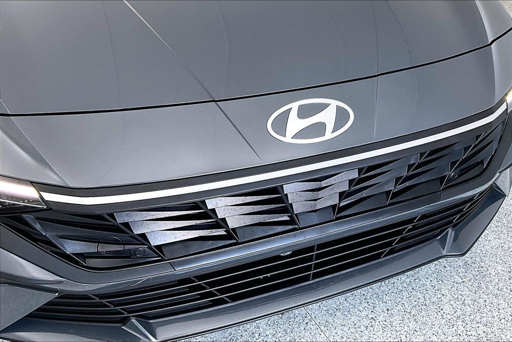 Used 2026 Hyundai Elantra SE FWD image 31