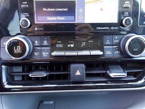 Used 2022 Toyota Highlander XLE AWD/4WD image 22