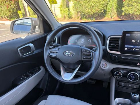 Used 2025 Hyundai Venue SEL image 35