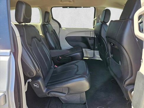 Used 2023 Chrysler Pacifica Touring-L FWD image 25