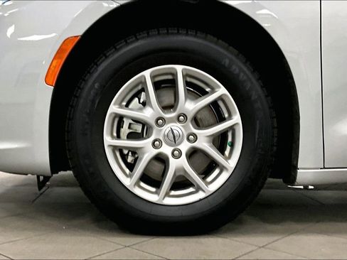 Used 2024 Chrysler Pacifica Touring-L image 34