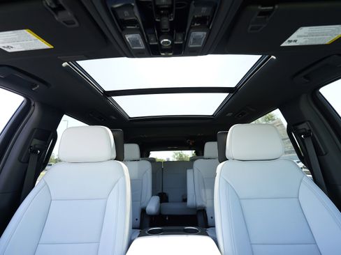 New 2026 Chevrolet Suburban Premier RWD image 8