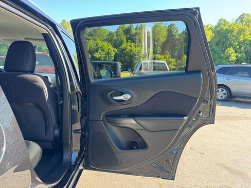 Used 2015 Jeep Cherokee Latitude w/ Comfort/Convenience Group AWD/4WD image 15