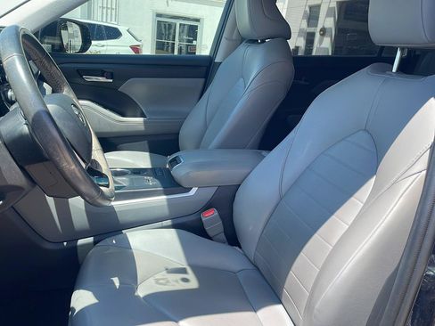 Used 2020 Toyota Highlander XLE FWD image 2