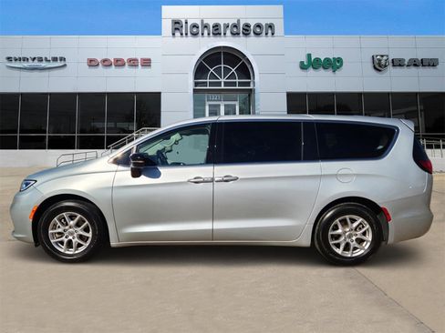 Used 2024 Chrysler Pacifica Touring-L image 3