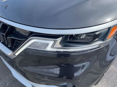 Certified 2024 Kia Carnival EX image 28