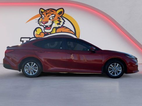 Used 2025 Toyota Camry LE w/ Convenience Package image 4