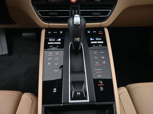 Used 2026 Porsche Macan AWD/4WD image 18