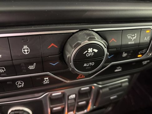 Used 2022 Jeep Wrangler Unlimited Sahara AWD/4WD image 36
