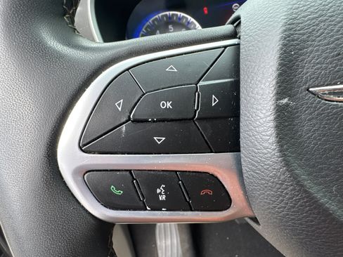 Used 2023 Chrysler Pacifica Touring-L FWD image 30