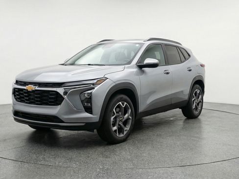 Used 2025 Chevrolet Trax LT w/ LT Convenience Package FWD image 3