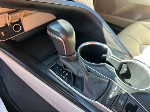 Used 2018 Toyota Camry XLE FWD image 19
