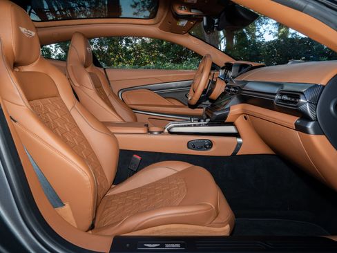 Used 2025 Aston Martin Vanquish image 16