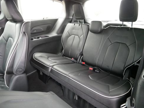 Used 2021 Chrysler Pacifica Limited w/ Uconnect Theater Family Group image 35