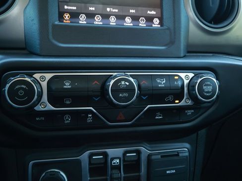 Used 2023 Jeep Gladiator Willys AWD/4WD image 18
