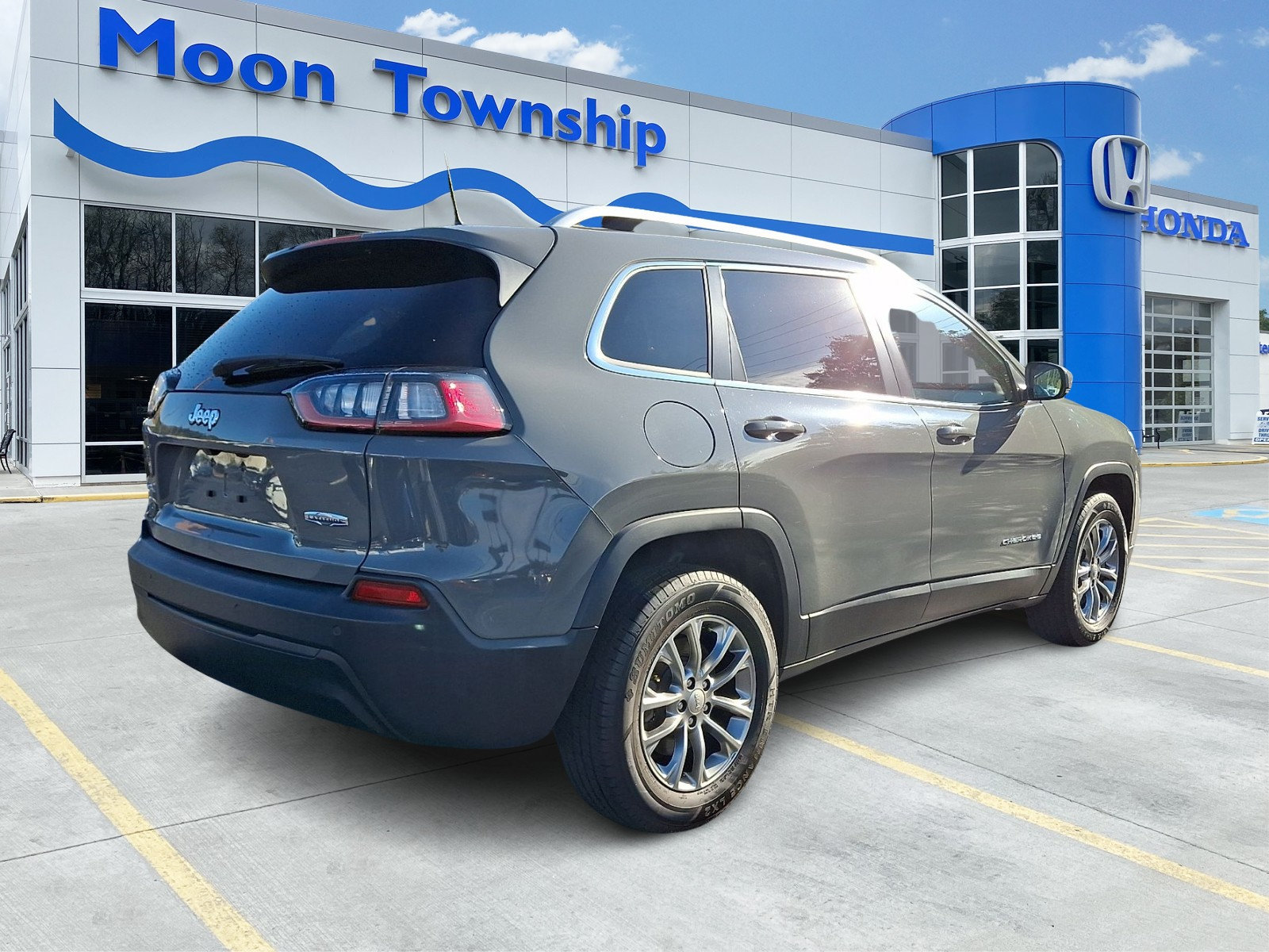 Used 2019 Jeep Cherokee Latitude Plus w/ Cold Weather Group AWD/4WD image 6