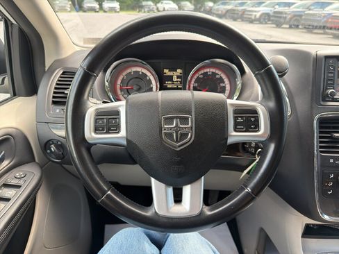 Used 2016 Dodge Grand Caravan SXT w/ Rear Park Assist Package FWD image 13