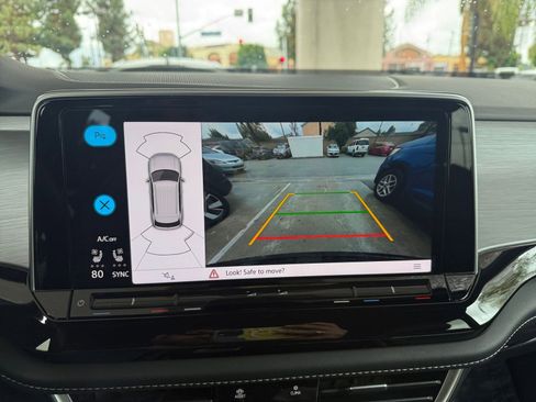 Used 2025 Volkswagen Atlas Cross Sport SE image 17