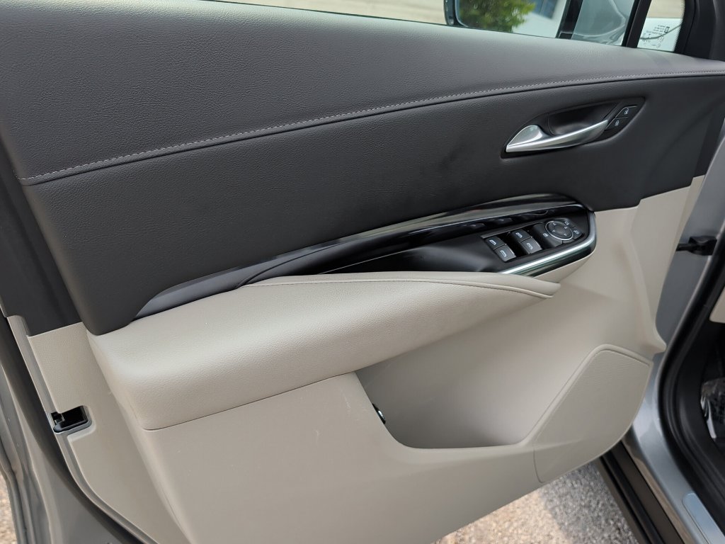 Used 2023 Cadillac XT4 Luxury w/ Cold Weather Package FWD image 13
