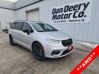 New 2026 Chrysler Pacifica Limited w/ S Appearance Package