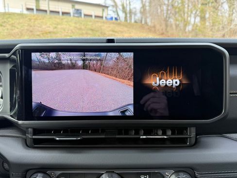 Used 2025 Jeep Gladiator Sport image 26