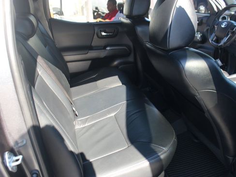 Used 2021 Toyota Tacoma TRD Sport w/ Technology Package AWD/4WD image 27