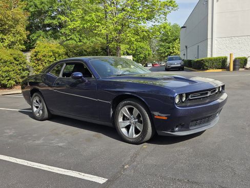 Used 2015 Dodge Challenger SXT image 3