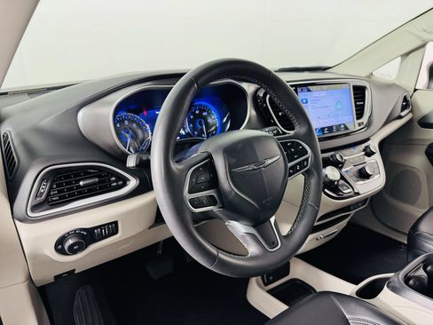 Used 2023 Chrysler Pacifica Touring-L FWD image 9