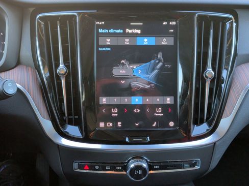 Used 2025 Volvo V60 B5 Cross Country Plus image 27