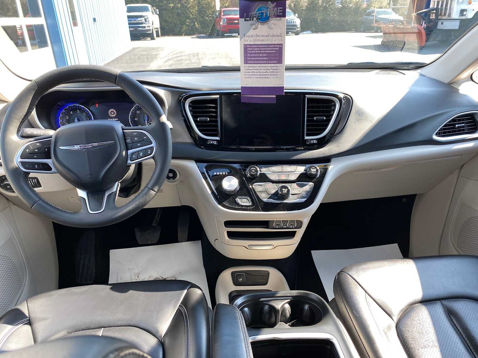 Used 2023 Chrysler Pacifica Touring-L FWD image 8