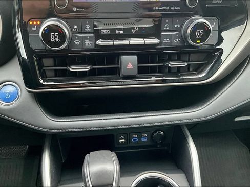 Used 2022 Toyota Highlander XLE AWD/4WD image 32