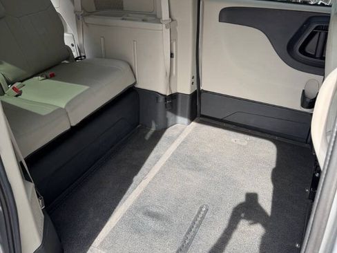 Used 2016 Dodge Grand Caravan SXT w/ UConnect Hands-Free Group FWD image 17