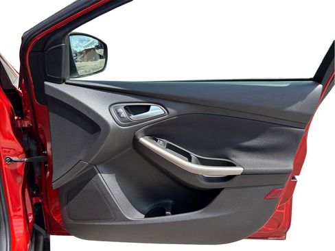 Used 2018 Ford Focus Titanium FWD image 37