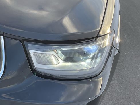 Used 2024 Chrysler Pacifica Touring-L image 10