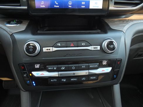 Used 2020 Ford Explorer Platinum image 30