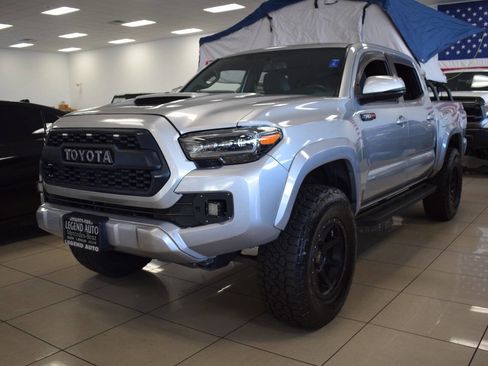 Used 2017 Toyota Tacoma TRD Off-Road image 3