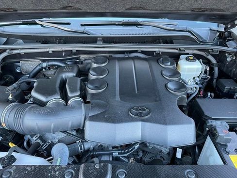Used 2020 Toyota 4Runner SR5 AWD/4WD image 33