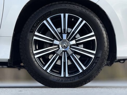 Used 2020 Lexus LX 570 4WD w/ Luxury Package image 18