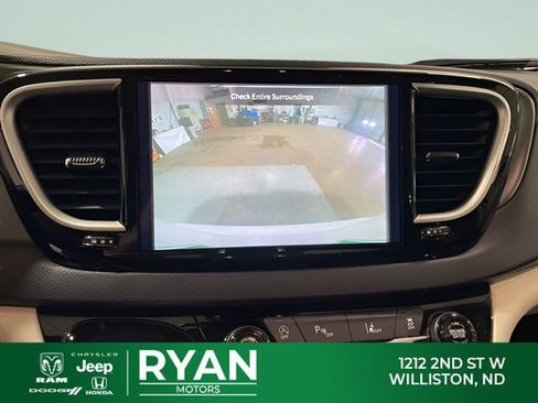 Used 2024 Chrysler Pacifica Touring-L image 18