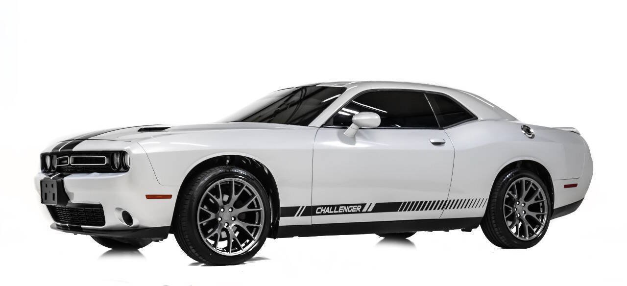 Used 2021 Dodge Challenger SXT RWD image 2