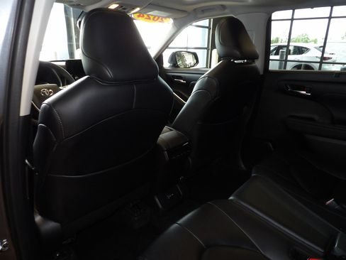 Used 2024 Toyota Highlander XLE AWD/4WD image 22