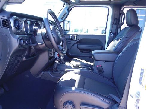 Used 2023 Jeep Gladiator Sport AWD/4WD image 6