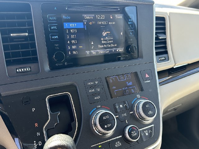 Used 2015 Toyota Sienna XLE Premium FWD image 31