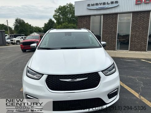 Used 2023 Chrysler Pacifica Limited FWD image 2
