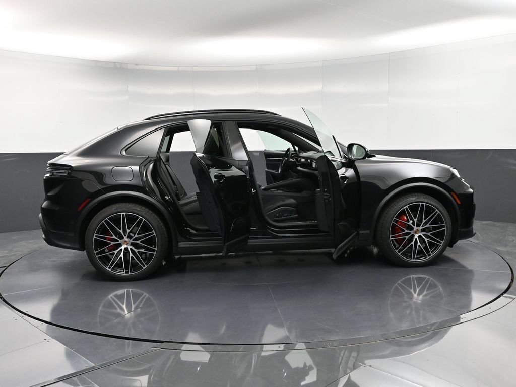 Certified 2025 Porsche Macan 4S Electric AWD/4WD image 37