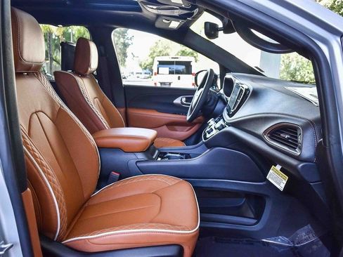 New 2026 Chrysler Pacifica Pinnacle w/ Trailer Tow Group image 16