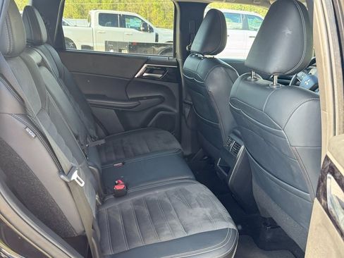 Used 2024 Mitsubishi Outlander SE image 12